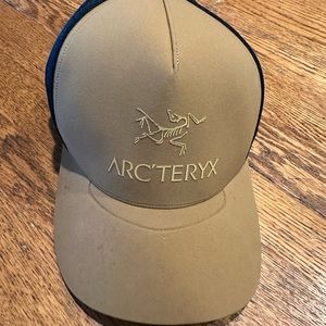 ARC’TERYX Logo Trucker Hat